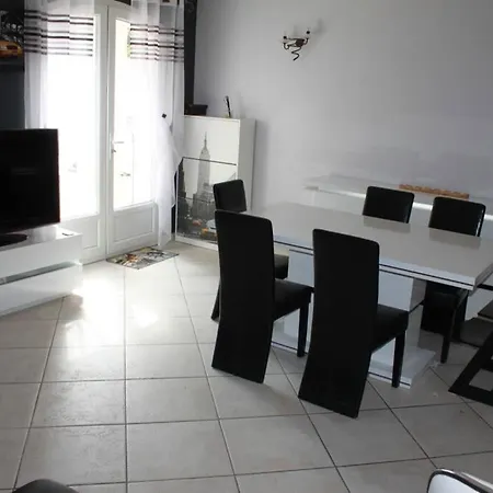 Contemporaine T5 Avec Piscine A Villa *