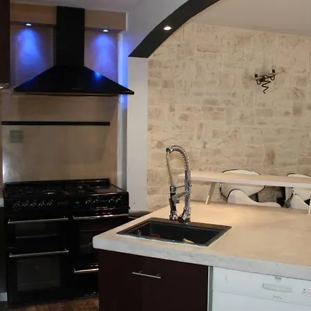 Villa Contemporaine T5 Avec Piscine A *